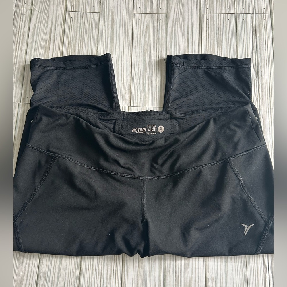 2/$15 Old Navy Active Fitted Capri-Length Leggings XL
